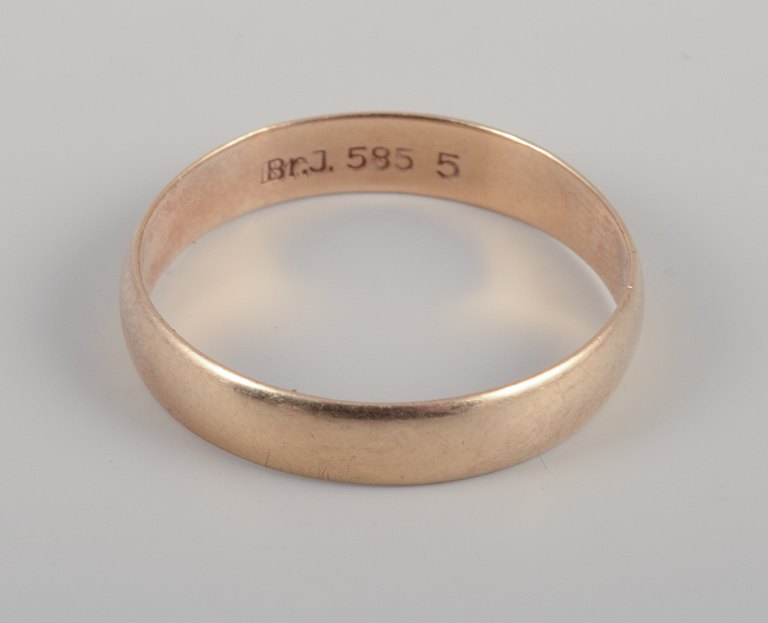 Bræmer Jensen, Danish goldsmith. 14 karat alliance ring. Classic and sleek 
design.