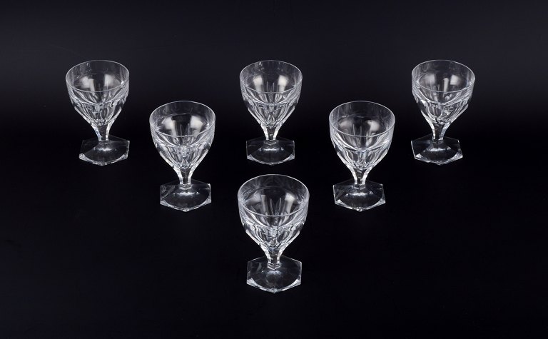 Baccarat, France. A set of six Art Deco red wine glasses in clear crystal glass. 
Faceted.