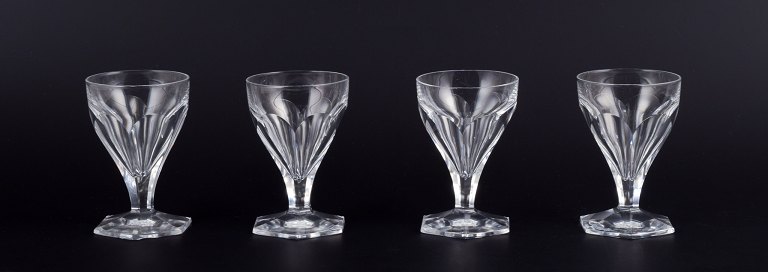 Baccarat, France. A set of four Art Deco glasses in clear crystal. Faceted.