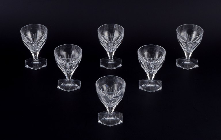 Baccarat, France. A set of six Art Deco glasses in clear crystal. Faceted.