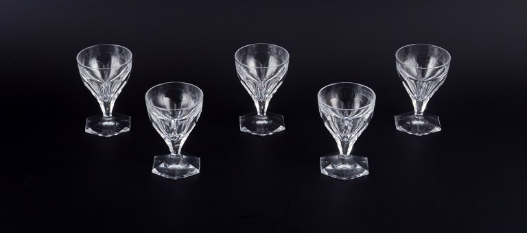 Baccarat, France. A set of five Art Deco glasses in clear crystal. Faceted.