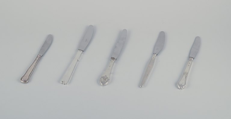 Hans Hansen, Cohr, and other Danish silversmiths.
Five different knives in 830 silver and sterling silver.