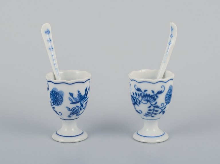 Two Blue Onion egg cups with spoons.
Hand-painted.