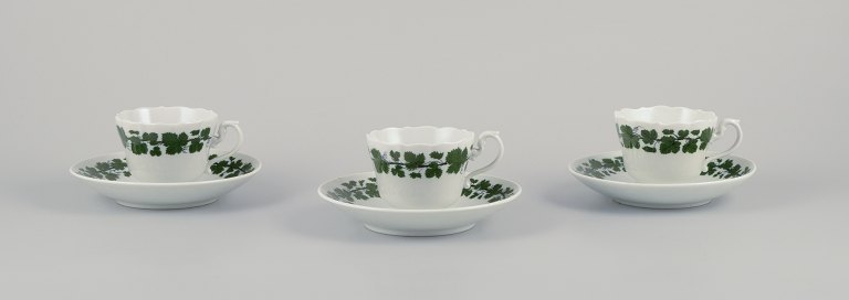 Meissen, Tyskland, Green Ivy Vine, tre kaffekopper med tilhørende underkopper.