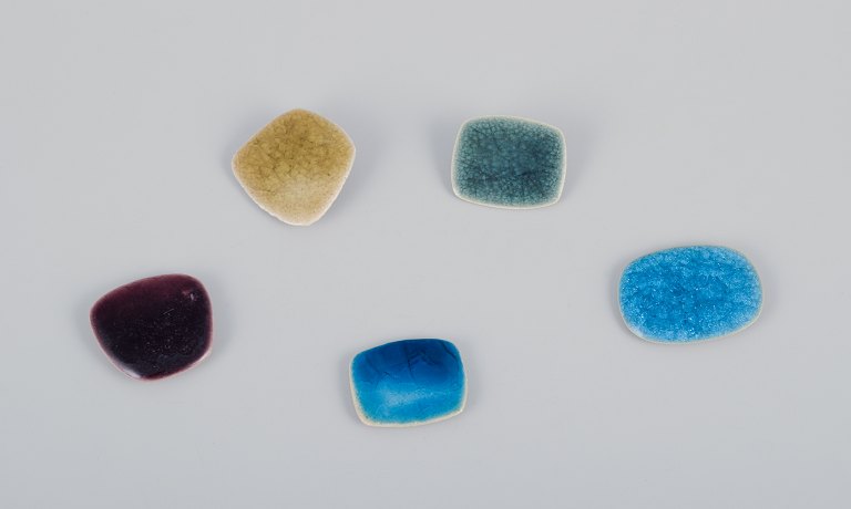 Ole Bjørn Krüger (1922-2007), Danish sculptor and ceramicist.
Five unique brooches in glazed stoneware in blue, green, purple, and yellow 
shades.