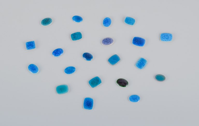 Ole Bjørn Krüger (1922-2007), Danish sculptor and ceramicist.
Twenty unique brooches in glazed stoneware in blue and turquoise shades.