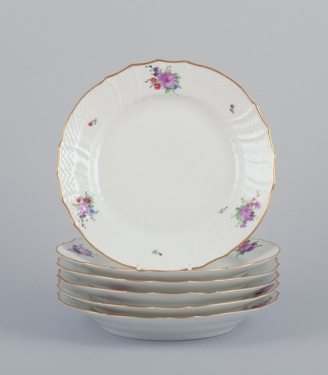 Royal Copenhagen Saksisk Blomst. Seks frokosttallerkner i porcelæn. Håndmalet 
med polykrome blomster. Guldkant.
