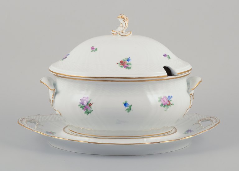 Royal Copenhagen Saxon Flower. Large lidded porcelain soup tureen.