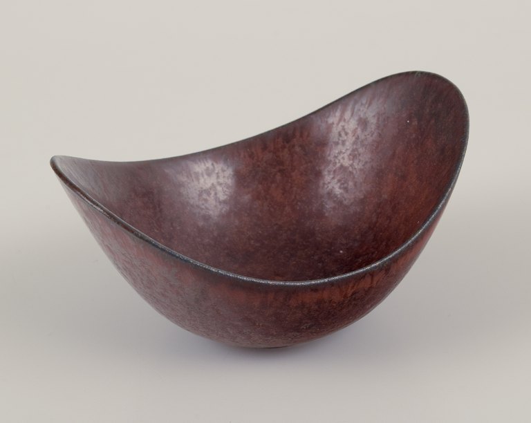 Gunnar Nylund for Rörstrand, Sweden.
Ceramic bowl, glazed in blue-brown shades.