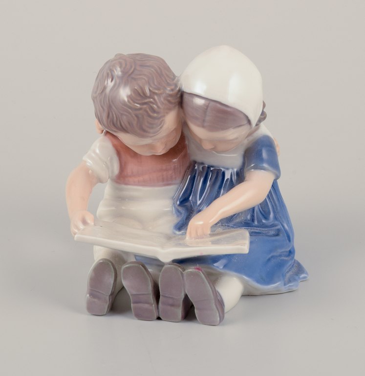 Bing & Grøndahl, Denmark.
Porcelain figurine of reading children.