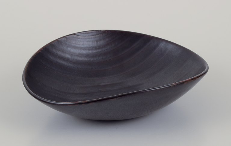 Carl Harry Stålhane for Rörstrand, Sweden.
Ceramic bowl in modernist design.