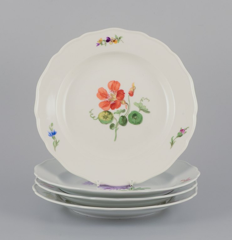 Meissen, Tyskland.
A set of four dinner plates. Hand-painted with different floral motifs.