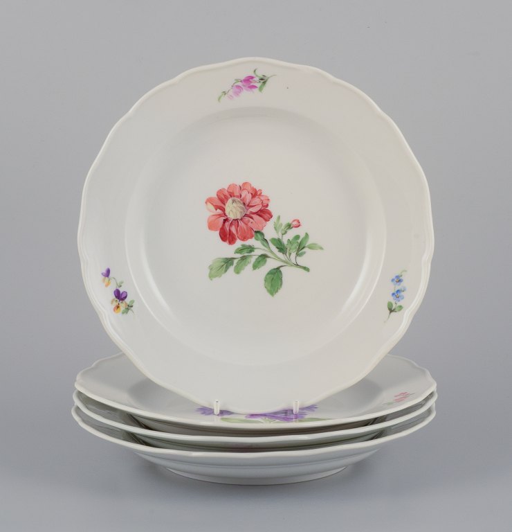 Meissen, Tyskland.
A set of four dinner plates. Hand-painted with different floral motifs.