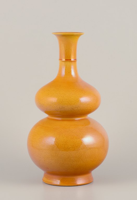 Double gourd-shaped Ming vase in porcelain.
Ochre yellow glaze.