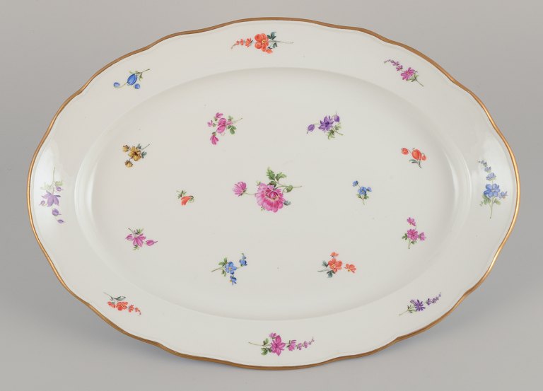 Meissen, Germany. Large oval serving platter in porcelain.
Hand-painted with polychrome floral motifs.