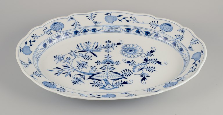 Meissen, Germany.
Very large Blue Onion pattern serving platter.