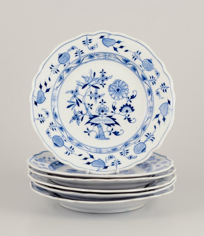 Stadt Meissen, Germany.
A set of six dinner plates in porcelain.