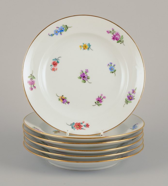 Meissen, Tyskland, seks tallerkner.
Håndmalet med polykrome blomstermotiver.