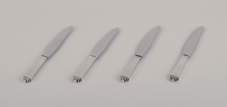 Georg Jensen Pyramid.
Four short-handled lunch knives in sterling silver with stainless steel blade.