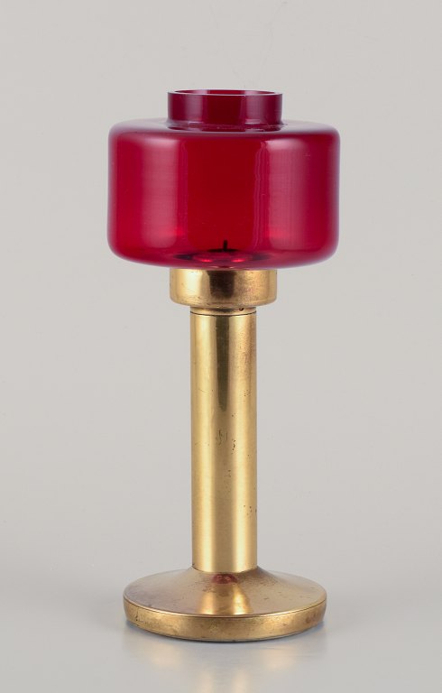 Hans-Agne Jakobsson, Atelje Lyktan, Åhus.
Table lamp in red glass.