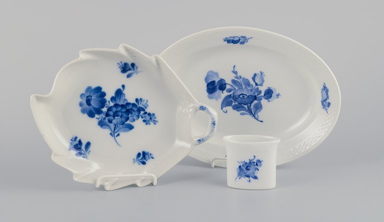 Royal Copenhagen Blue Flower Braided. Hand-painted.
Small oval dish, cake plate, and a toothpick holder.