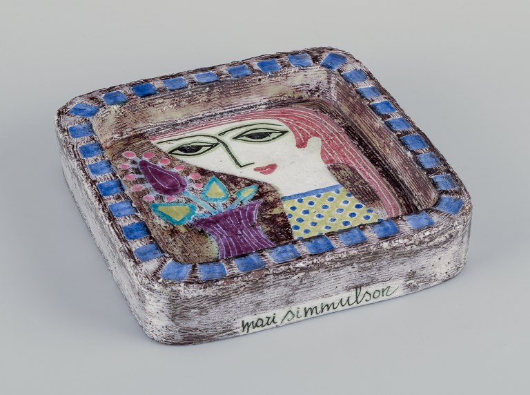 Mari Simmulson (1911-2000) for Upsala Ekeby.
Ceramic dish featuring a woman and flowers in a vase motif.