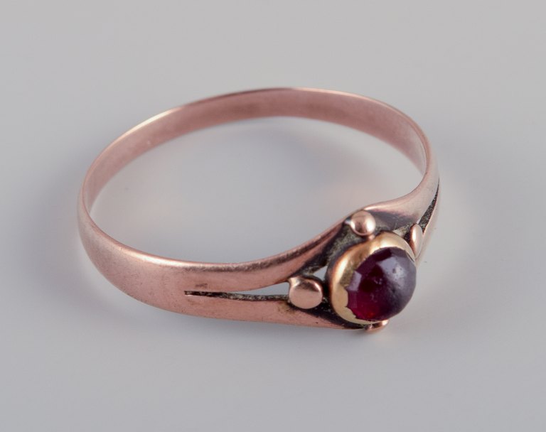 C. T. Haagensen, Rønne, active 1893-1937.
Vintage 14 karat Art Deco gold ring.
Adorned with burgundy-colored semi-precious stone.