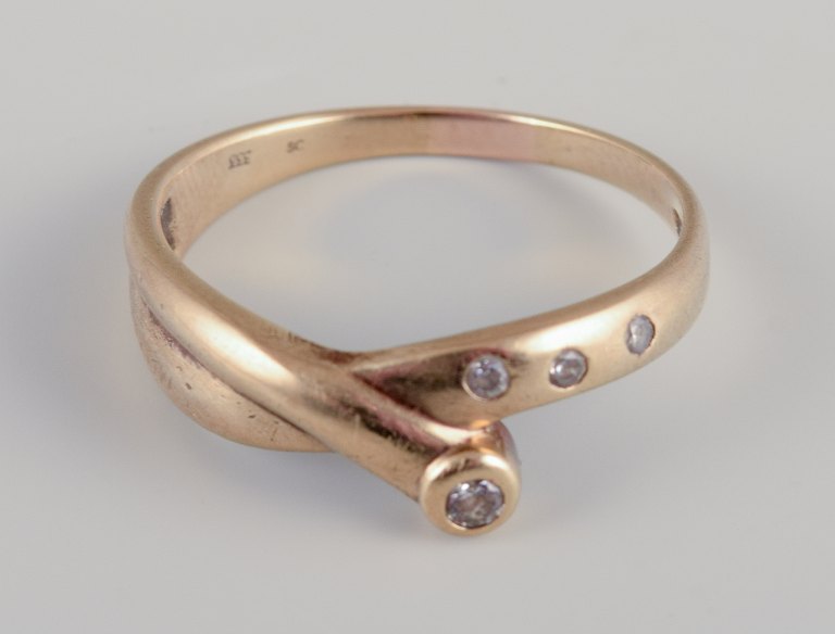 Danish goldsmith. 8 karat gold ring.
Adorned with four brilliant-cut diamonds.