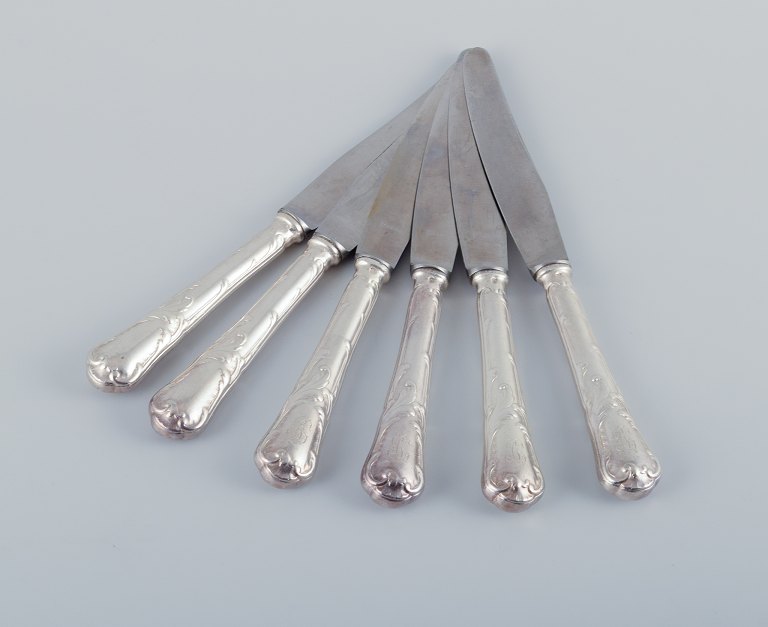 Christofle, France. A set of six dinner knives in plated silver.