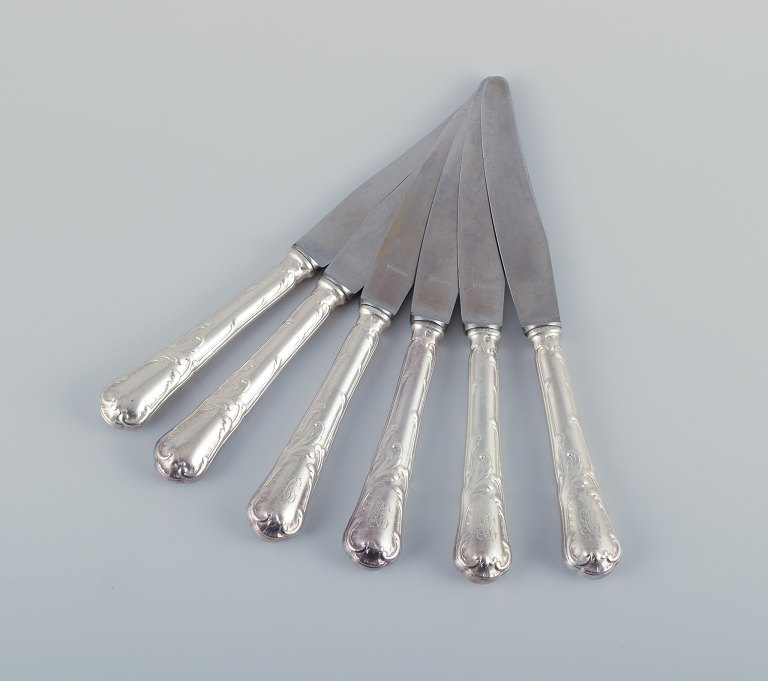 Christofle, France. A set of six dinner knives in plated silver.