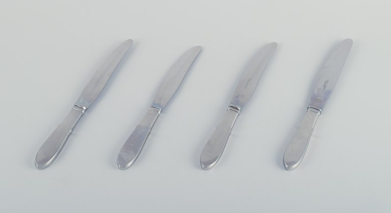 Gundorph Albertus for Georg Jensen.
Four "Mitra" dinner knives in stainless steel.