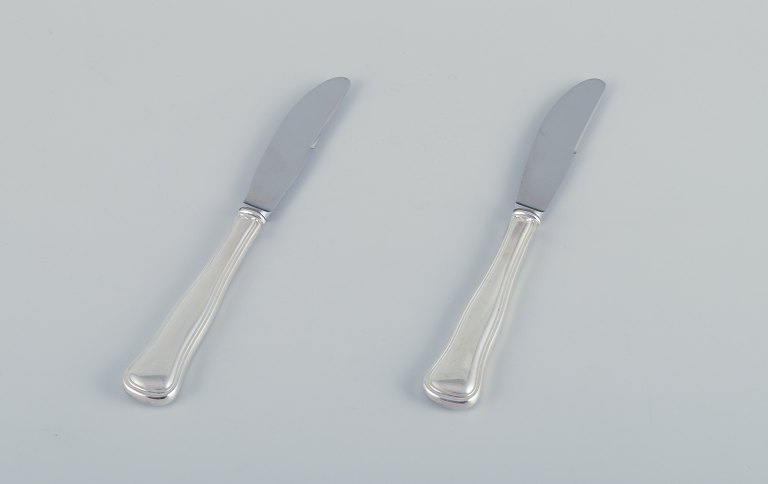 Cohr, dansk sølvsmed. Dobbeltriflet. To middagsknive i tretårnet sølv.