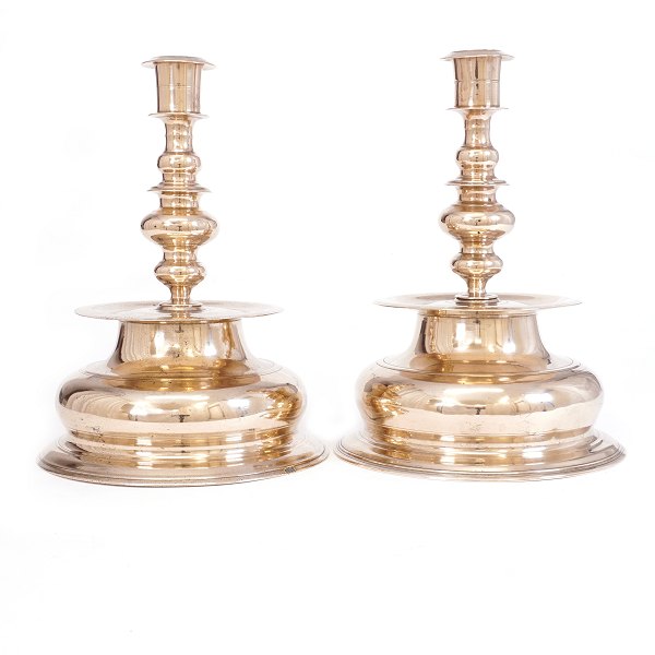 Pair of bell shaped Baroque brass candlesticks marked Stephan Schirmer, 
Nürnberg, 1593-circa 1650. H: 21cm