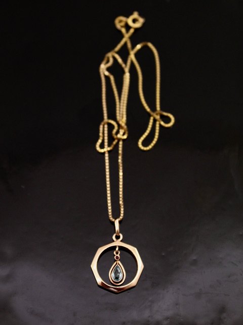 8 carat gold pendant with aquamarine