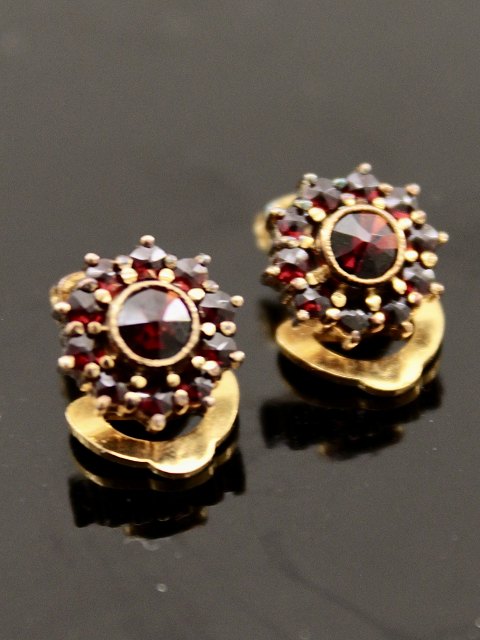 Gold-plated 830 silver ear clips with garnets