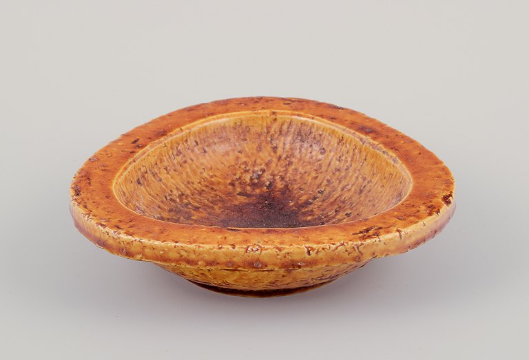 Gunnar Nylund for Rörstrand.
Ceramic bowl with glaze in ochre yellow shades.