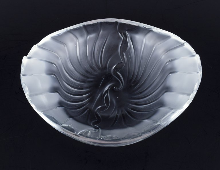 Lalique, Frankrig. 
Skål af kunstglas med reliefdekoration.