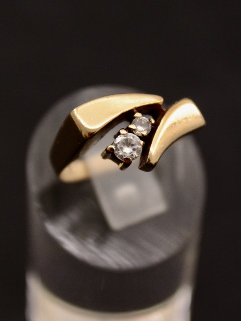 8 carat gold ring  with 2 clear stones