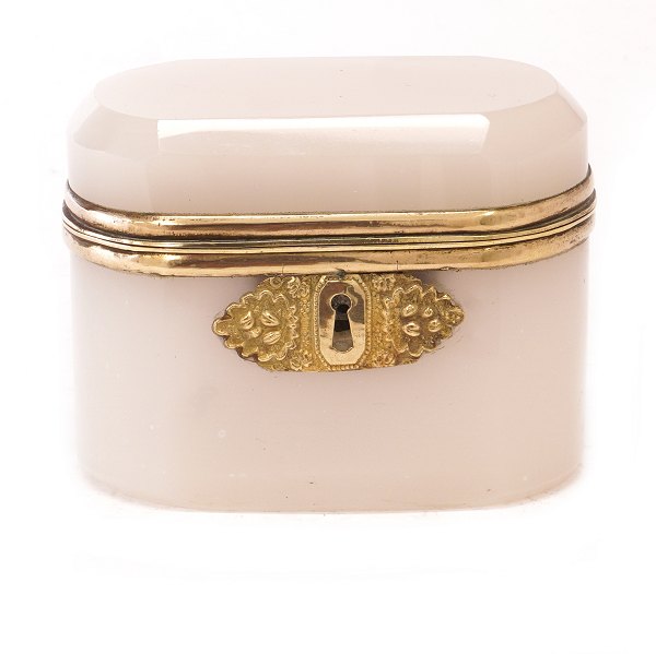 Mid 19th century French sugar box brass mounted. H: 8cm. W: 10,5cm