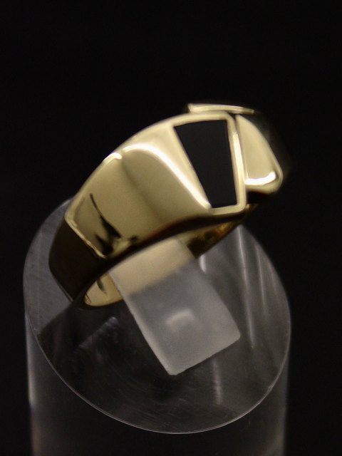 14 carat gold ring  with onyx