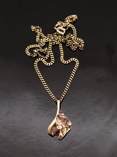 8 carat gold pendant