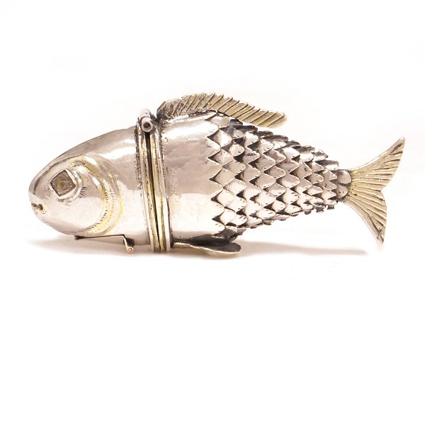 Silver vinaigrette in the shape of a fish by Johan Haberkiel, Aabenraa, 1756-70. 
L: 8,8cm