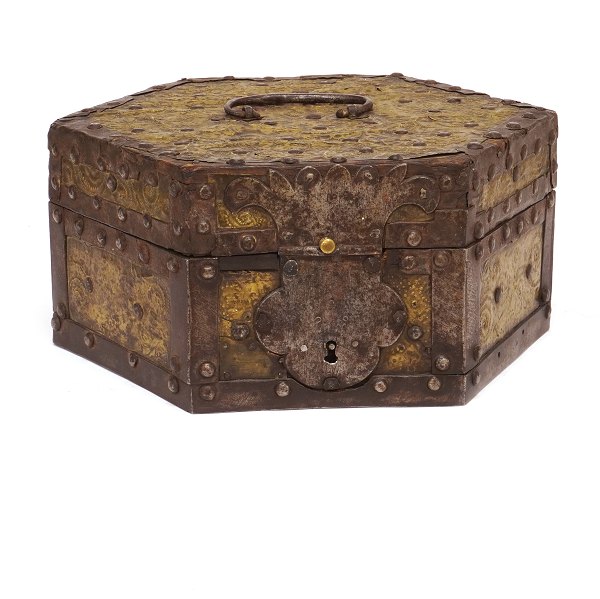 Swedish octagonal Baroque box circa 1680-1700. H. 15cm. D: 28cm