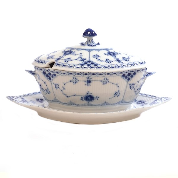 Royal Copenhagen blue fluted half lace lidded sauce bowl 589. L: 25cm