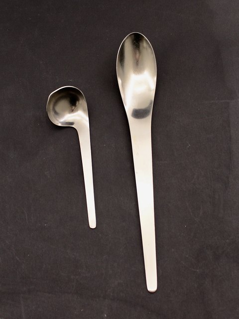 A Michelsen steel cutlery design Arne Jacobsen set of 2 serving parts