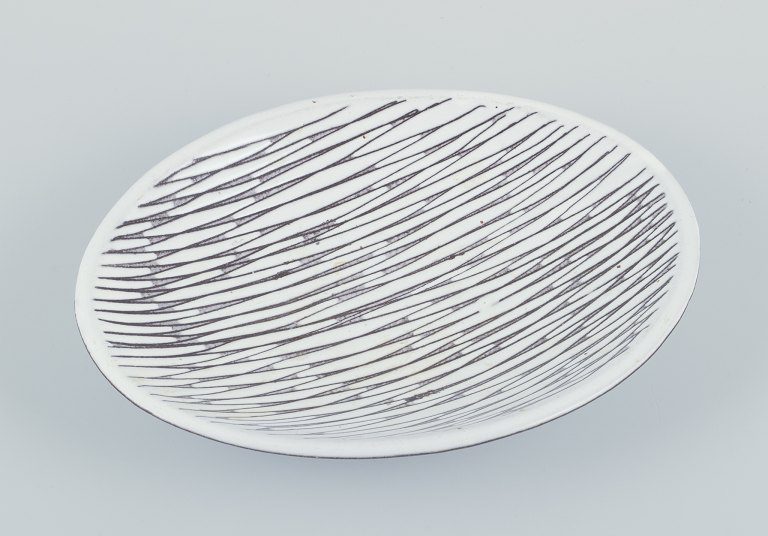 Mari Simmulson for Upsala Ekeby. 
Low ceramic bowl.