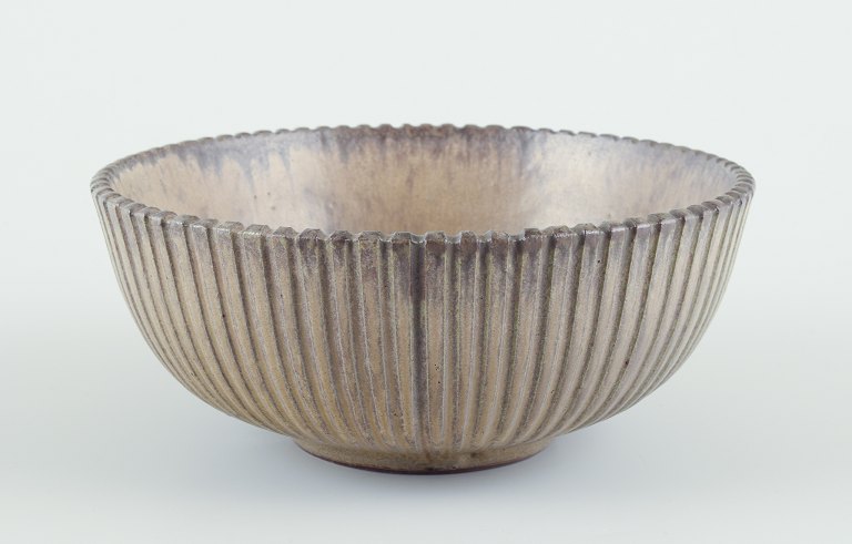 Arne Bang, Denmark.
Bowl in glazed ceramic.