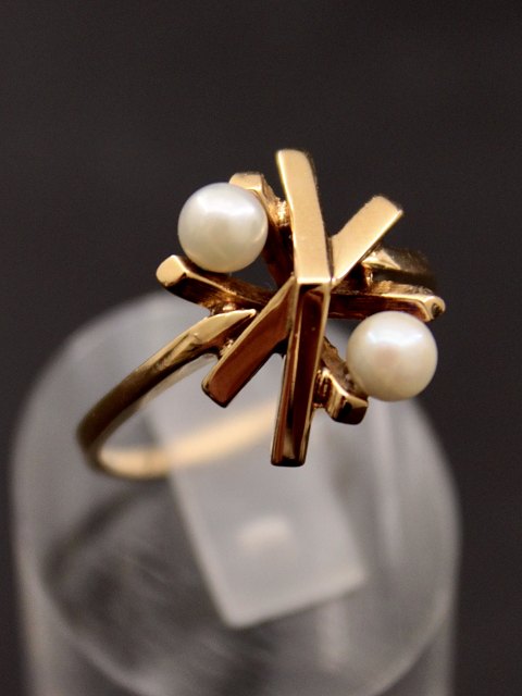 14 carat gold ring with 2 genuine  pearls