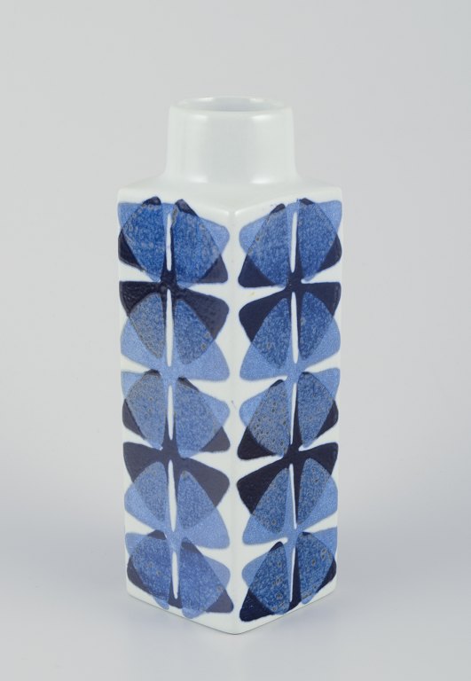 Ellen Malmer for Royal Copenhagen.
Square "Baca" vase in earthenware.