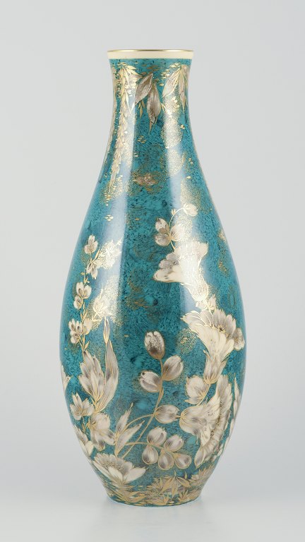 Walter Mutze, Rosenthal, Germany.
Large and impressive porcelain vase in a classic shape.